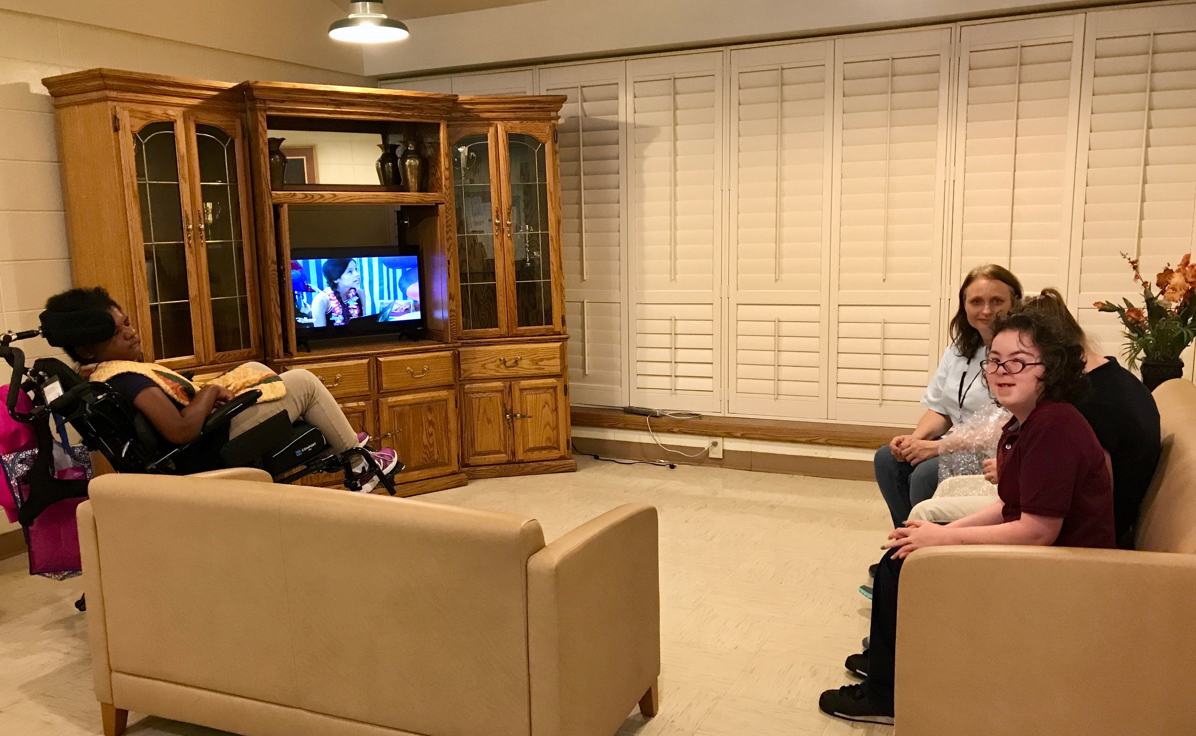 Female students watch TV in the living room 