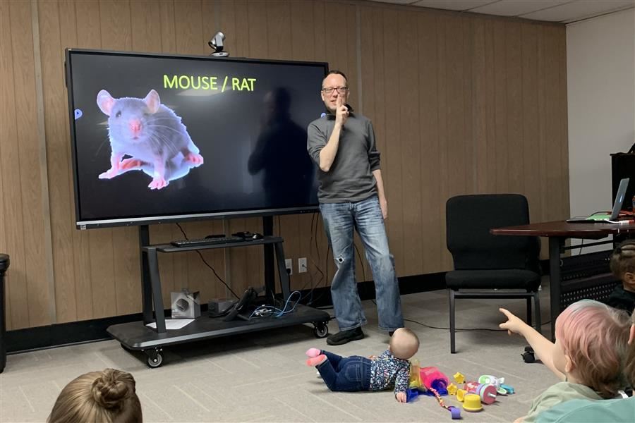 Joe Kaplan teaches kids' ASL class Joe Kaplan teaches kids' ASL class